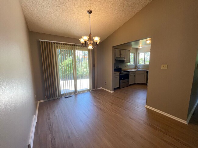 Foto del edificio - 4425 Hollyhock St