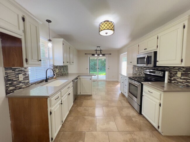 Foto del edificio - $500 OFF FIRST MONTHS RENT | Luxurious Hom...