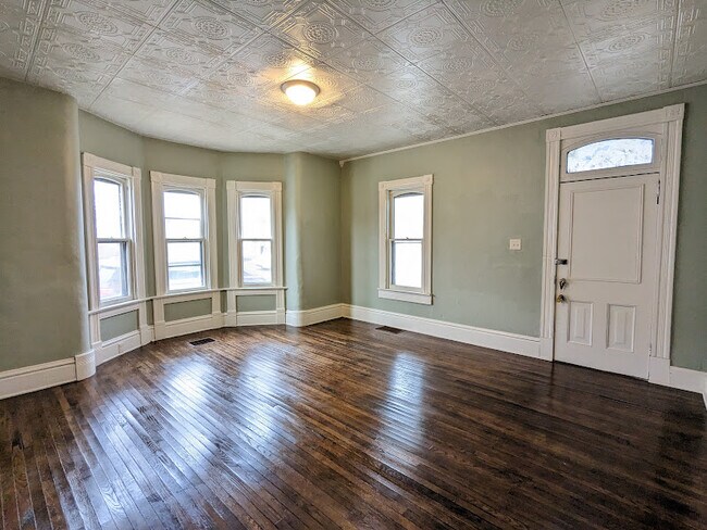 bedroom 1 - 131 W Campbell St