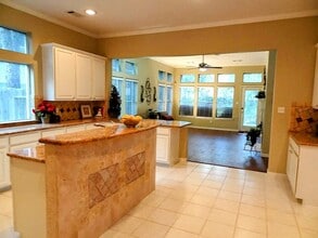 Building Photo - 10114 Crescent Bluff Ln