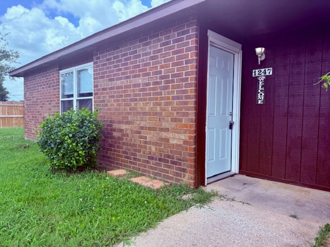 Primary Photo - ***1247 W. Sunset***