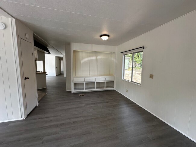 Building Photo - Quiet 3 bedroom in Umpqua