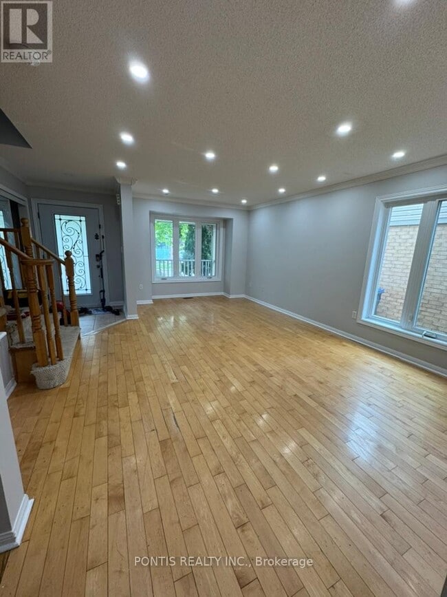 Photo du bâtiment - 72 Rowland St