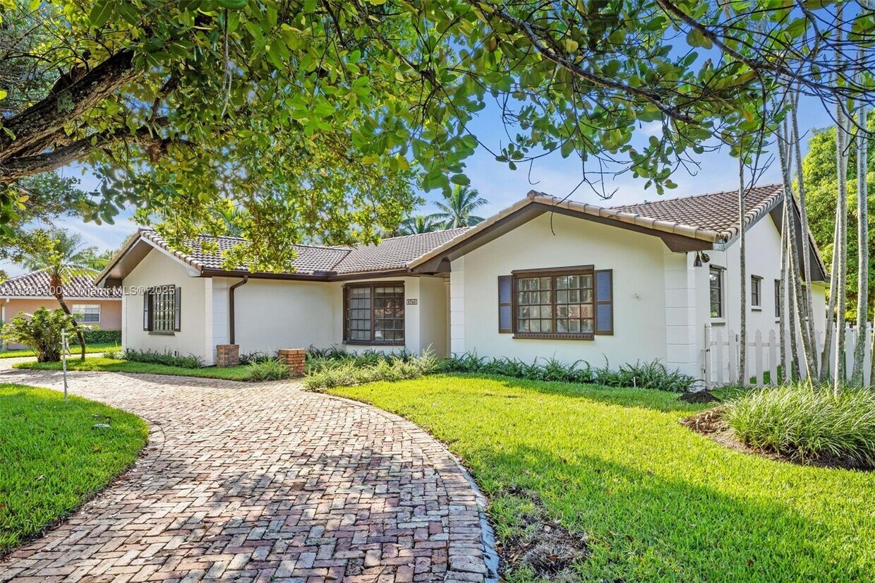 Foto principal - 8340 SW 83rd St