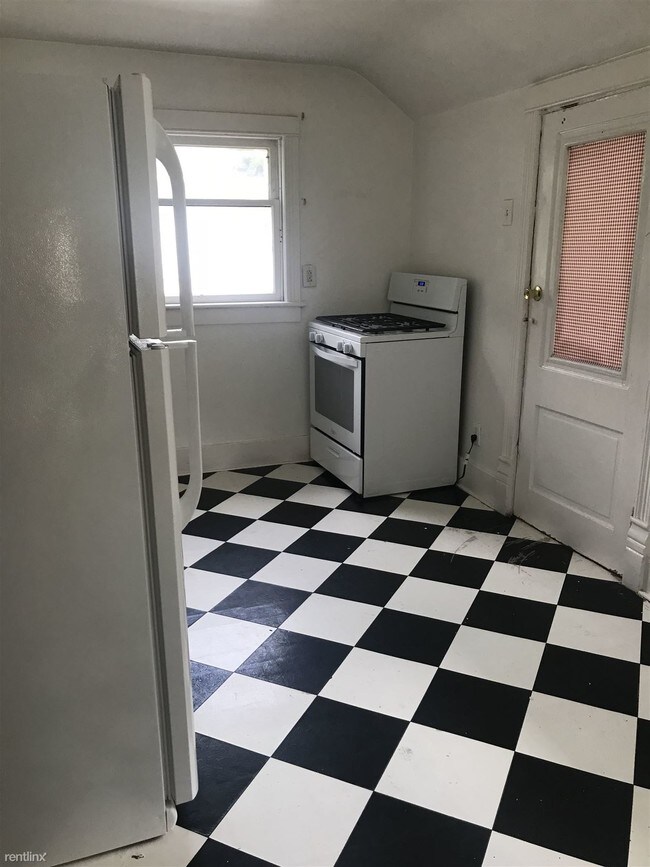 Building Photo - 2 br, 1 bath  - 614 Webb St A