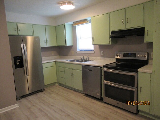 Building Photo - Willow Run- 2 bedroom/2 bath downstairs Ap...