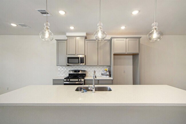 Building Photo - 5514 Hyde Park Dr