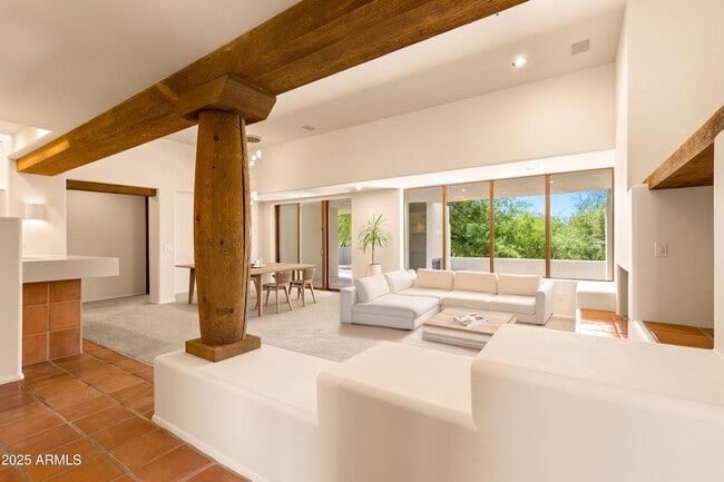 Building Photo - 10044 E Graythorn Dr