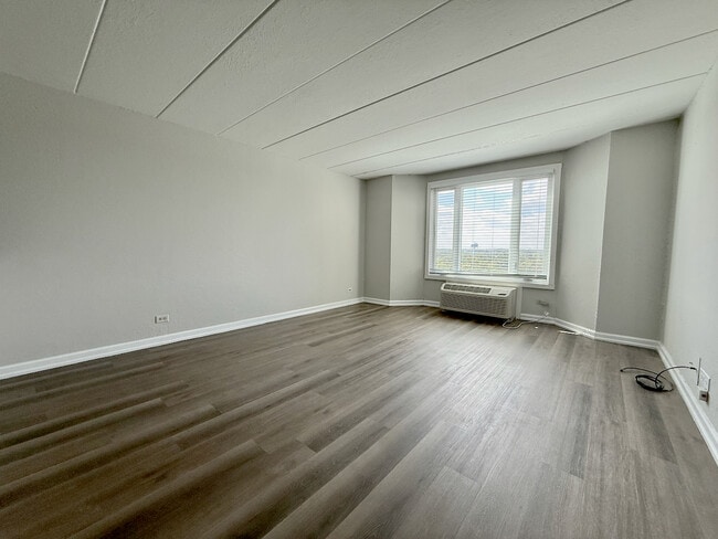 Building Photo - 1 Renaissance Pl
