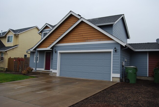 Building Photo - Well Maintained 3 Bedroom 2.5 Bath Newberg OR
