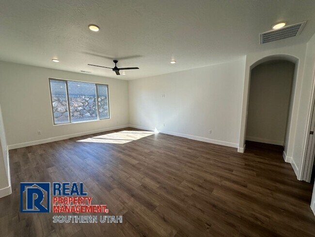 Building Photo - Large Home in Firerock