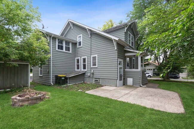 Building Photo - 40 S Roselle Rd
