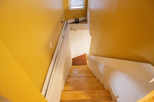 Foto del edificio - Renovated 4–5 Bed / 2 Bath Duplex – Rent W...