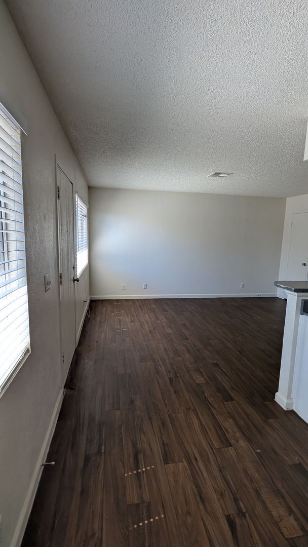 Foto del edificio - 4930 E Owens Ave