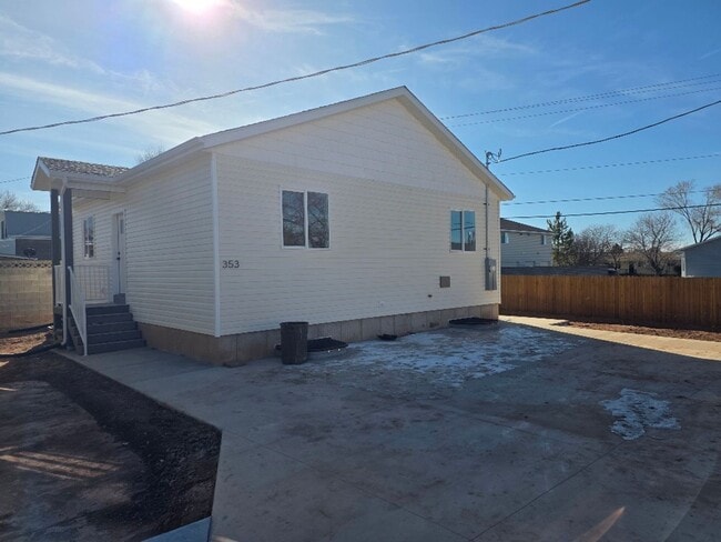 Building Photo - Inviting upstairs unit now available