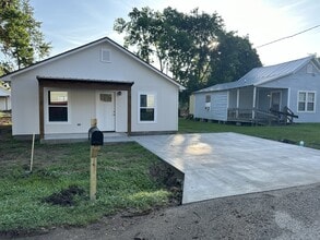 Building Photo - 126 S Refinery St