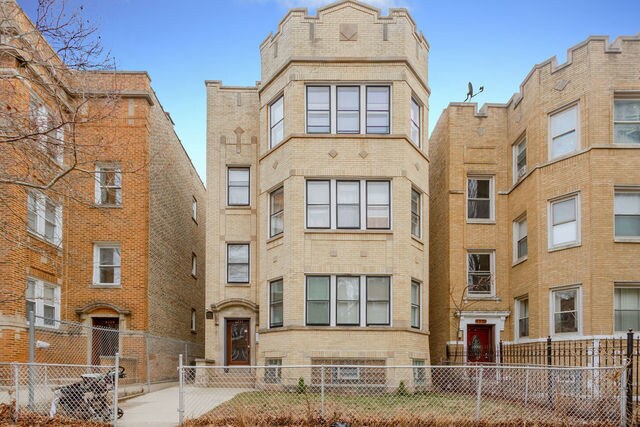 Primary Photo - 6235 N Claremont Ave