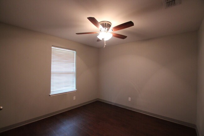 Building Photo - Tour Today! Must see 3 Bedroom 2 Bath Dupl...