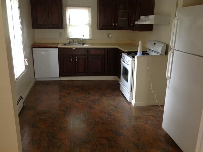 Building Photo - Single Family Home 4 Bed 2 Full Baths