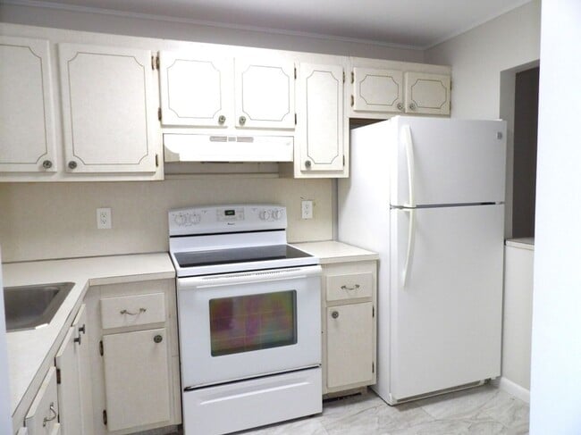 Building Photo - 1638 Embassy Dr