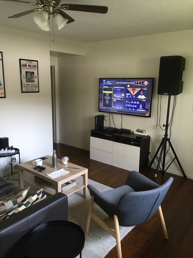 Sala de estar - 1230 S Barrington Ave