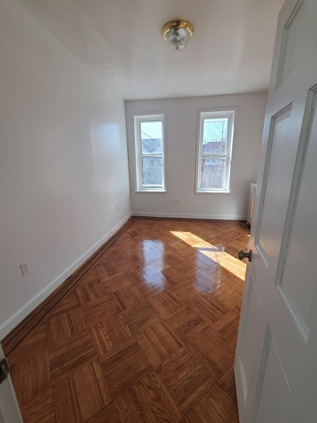 Building Photo - 361 E 54th St