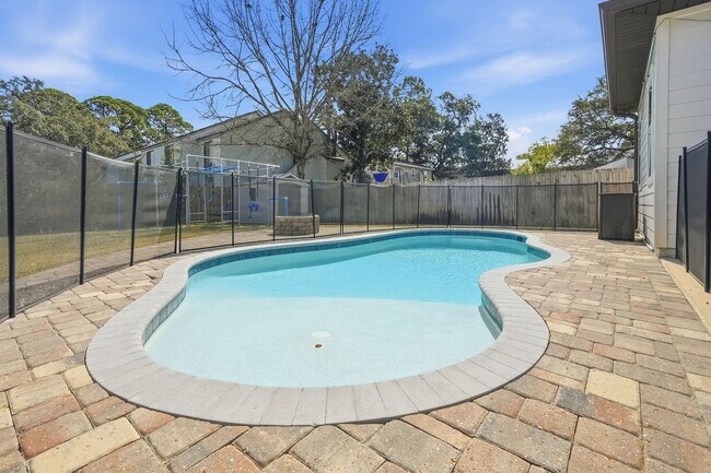 Foto del edificio - Stunning 4 Bedroom Home with Solar Energy & Private Pool!