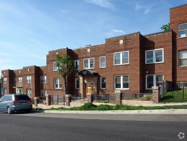 Building Photo - 1220 Holbrook Ter NE