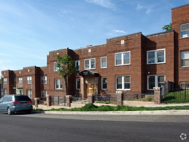 Foto del edificio - 1220 Holbrook Ter NE