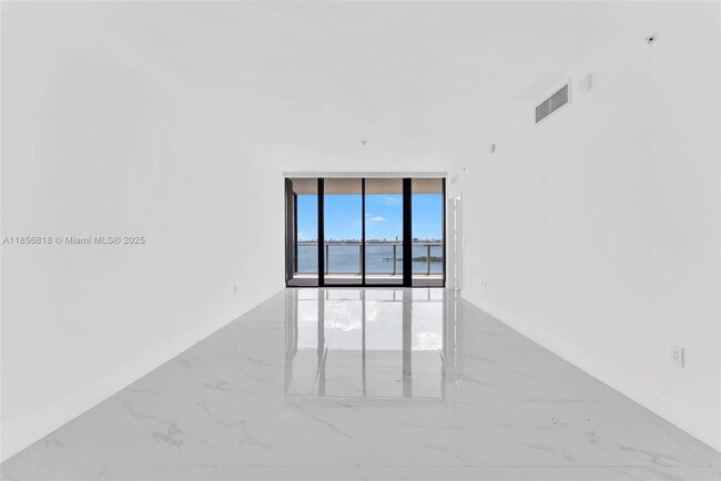 Foto del edificio - 700 NE 24th St