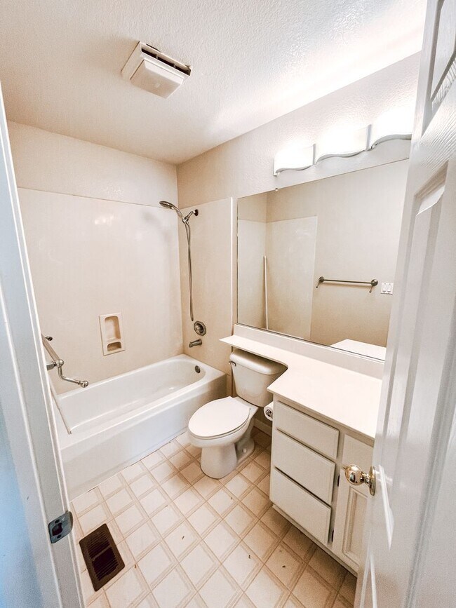 Building Photo - Updated Home in Pleasanton!