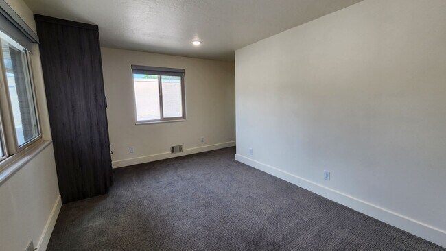 Building Photo - Earnshaw Estates 2