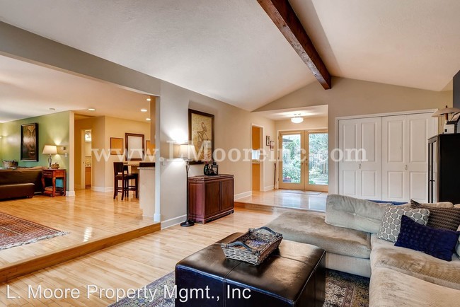 Building Photo - 11380 SW Foothill Dr