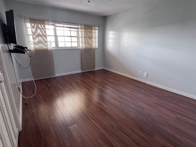 Building Photo - 3050 N Course Dr