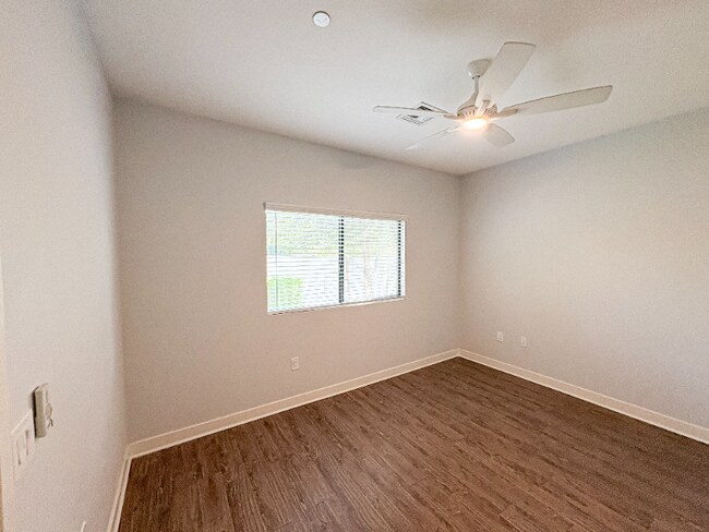 Foto del edificio - 1645 E Cheery Lynn Rd