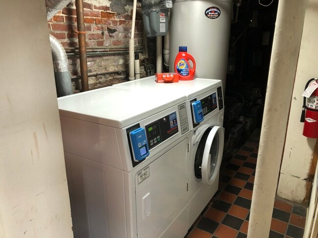 Building Photo - 17 Joy St