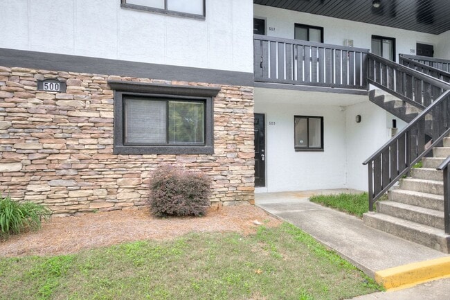 Foto del edificio - 503 Windsong Cir