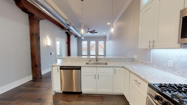 Building Photo - 123 E Willow St