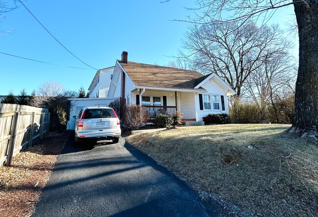 Building Photo - Charming home in Blacksburg