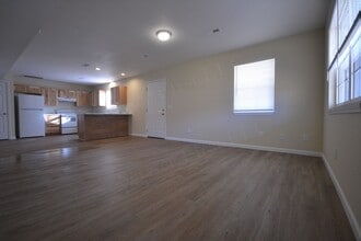 Building Photo - 3 Bed 1.5 Bath Duplex