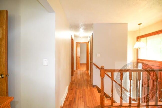 Building Photo - 3 Bedroom 1.5 Bathroom Home Located Minute...