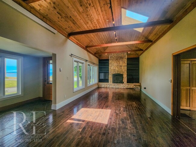 Building Photo - Stunning Water-View Haven