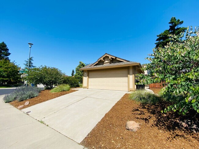 Building Photo - Cute Corner Home!