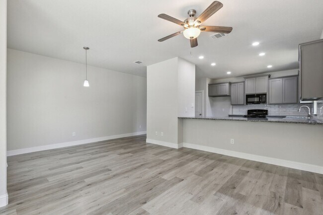 Building Photo - 211 N Eastern St