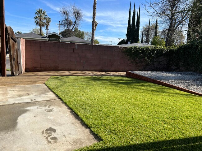 Foto del edificio - 7017 Fullbright Ave