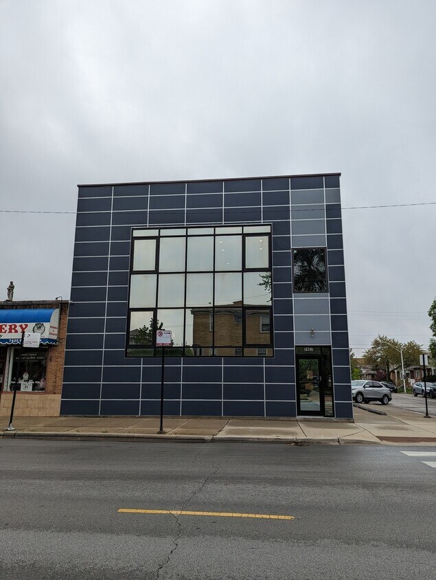Foto principal - 7427 W Addison St