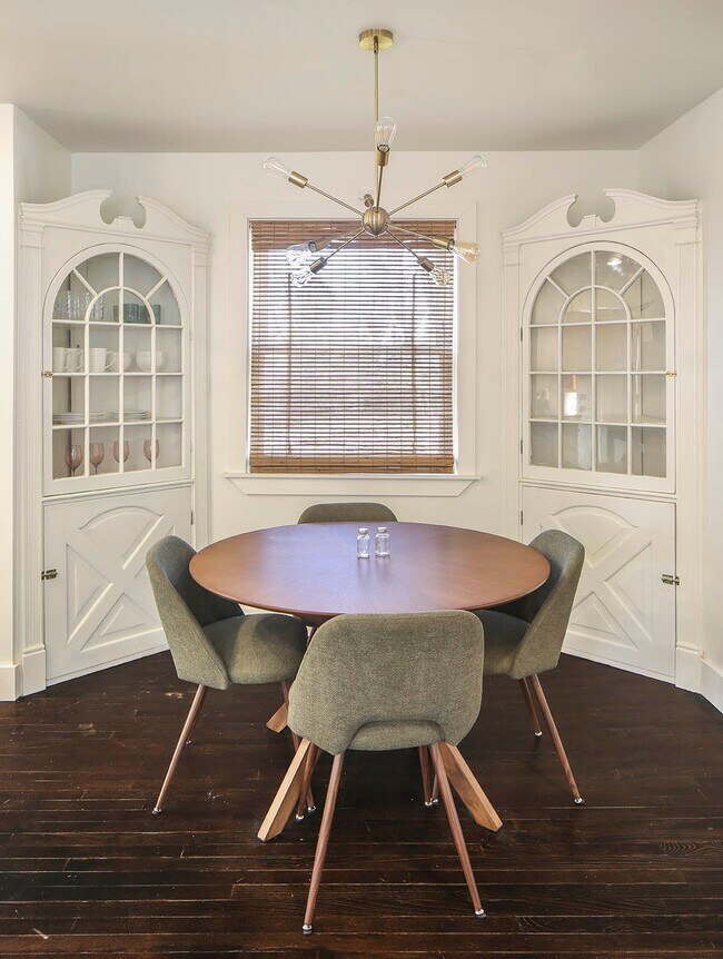 Building Photo - 1104 Matthews Pl