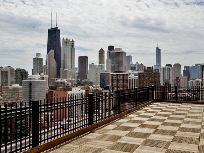Foto del edificio - 1360 N Sandburg Terrace