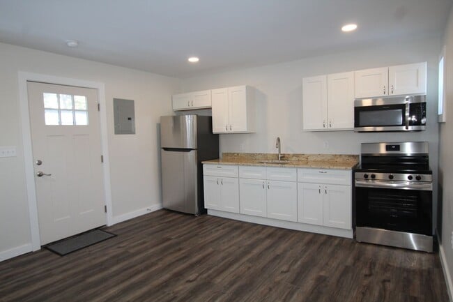 Building Photo - FREE 1 MONTH RENT!! Beautifully remodeled and completed 1 bedroom apartment