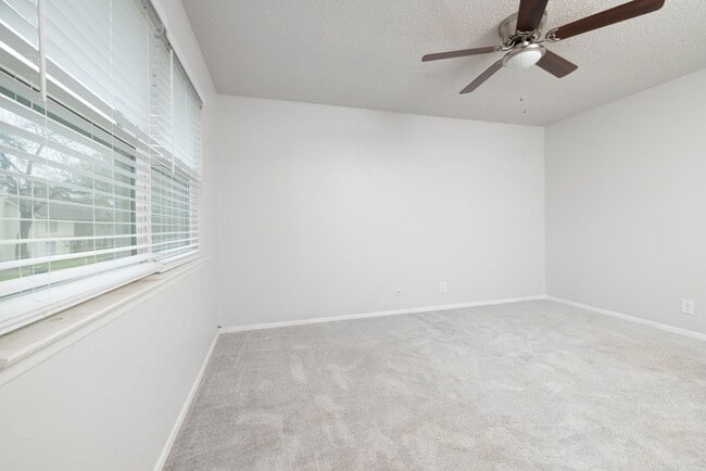 Foto del edificio - Remodeled Townhome with Granite & Stainless appliances